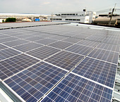 屋上にて太陽光発電が稼動